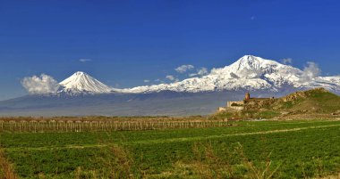 Ararat Dağı arkaplanlı Khor Virap