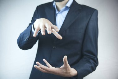 İş adamının elleri sanki bir şey tutuyormuş gibi