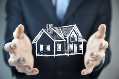Ev modeli simgesi ile iş adamı nın elleri