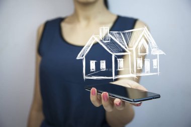 ev modeli simgesi ile el telefonu ile kadın 