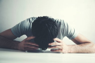 Gri arka planda el ele genç adam