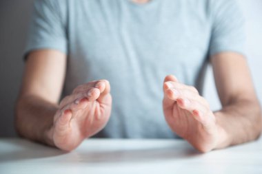 Avuç içi açık genç adam