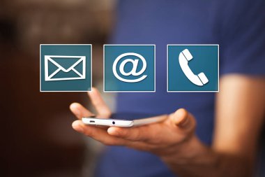 İş adamı dijital arayüzlü akıllı telefon