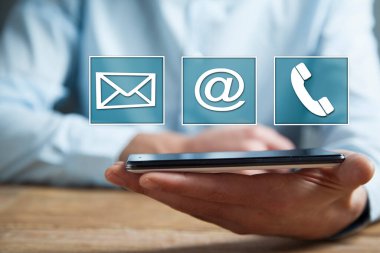 İş adamı dijital arayüzlü akıllı telefon