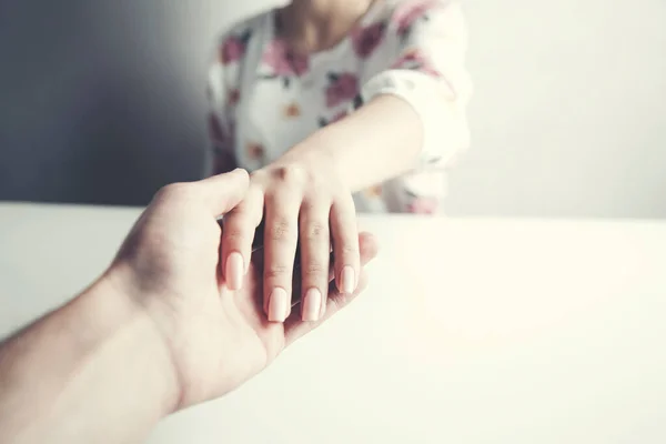 Mann Und Frau Händchen Haltend Einem Weißen Tisch — Stockfoto