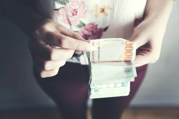 Young Woman Qounting Money Dark Background — Stock Photo, Image