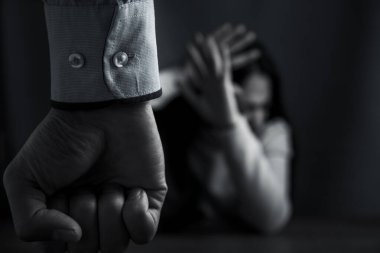 Kızgın agresif koca karısına vurmaya çalışıyor.