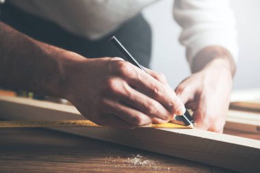 Taslak üzerinde çalışan Mimarı Kapat