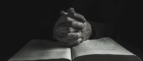 Mãos Humano Oração Sobre Uma Bíblia Sagrada — Fotografia de Stock