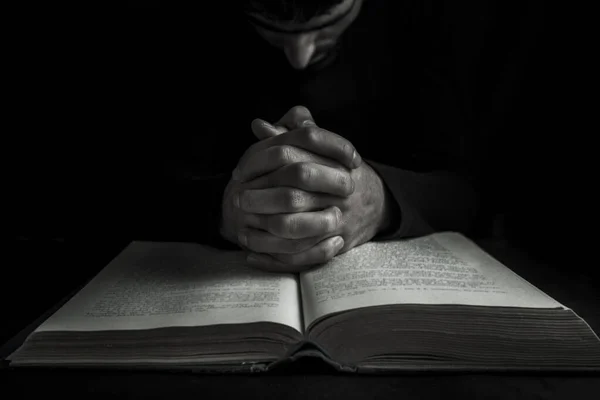 Manos Humano Oración Sobre Una Santa Biblia —  Fotos de Stock