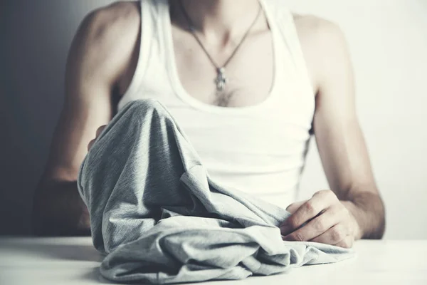 Camisa Mano Joven Hombre Desnudo Sobre Fondo Gris —  Fotos de Stock