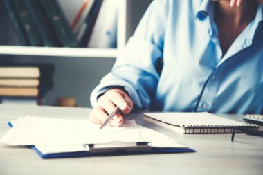 Kadın el yazısı ya da masa üzerindeki bir belgeyi imzalamak.