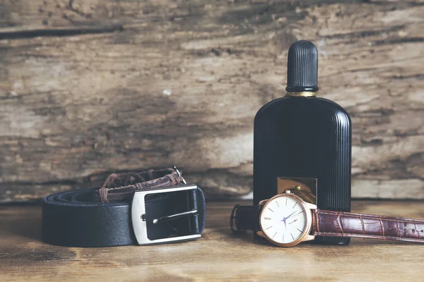 古い木の背景に香水と時計 — ストック写真