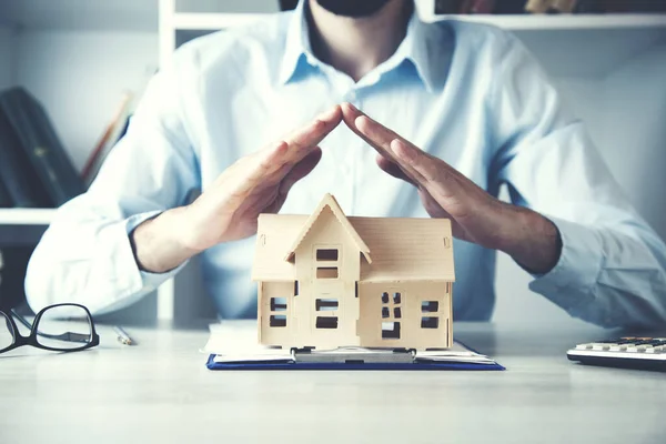 Man Beschermen Model Van Het Houten Huis — Stockfoto