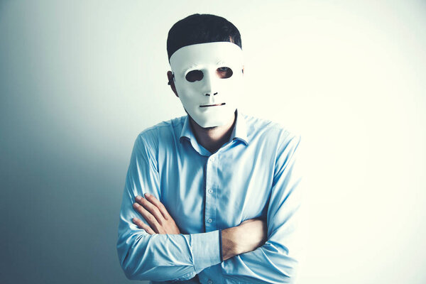 маска для лица молодого человека
