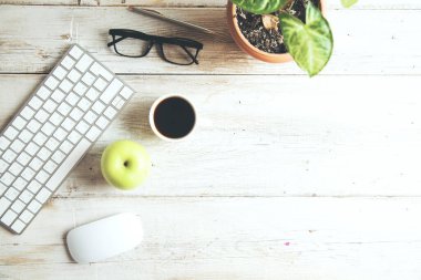 Yeşil elmalı çalışma masası