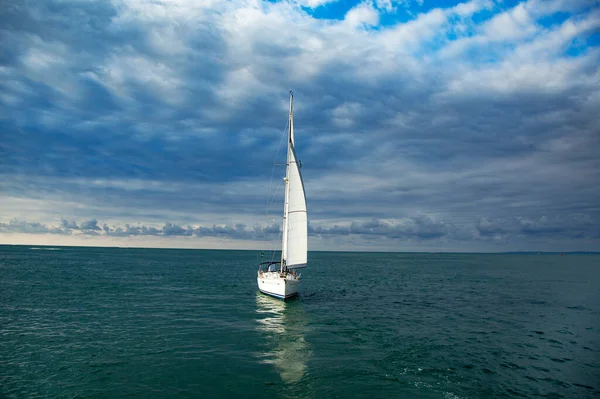 Zeilboot Jachten Met Witte Zeilen Open Zee — Stockfoto