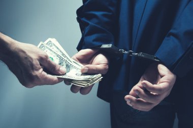 Paralı kelepçeli bir adam.