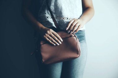 Moda kadını moda bir çanta tutuyor..