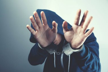 Dur işaretli kelepçe.