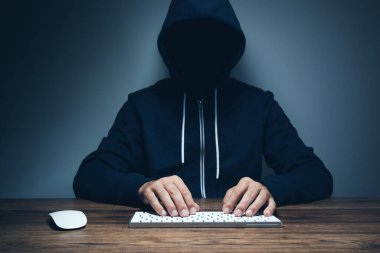 Bilgisayar korsanlarının eldiveni laptopta çalışıyor.