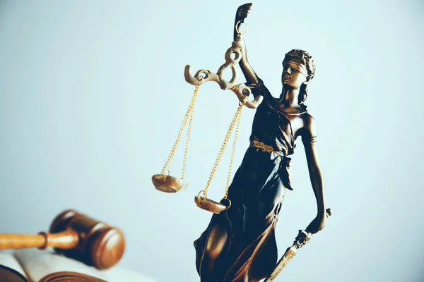 Statue Der Gerechtigkeit Und Holzgabel — Stockfoto