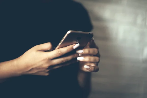 Kvinna Hand Håller Smart Telefon — Stockfoto