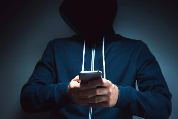 Hacker Crime Usando Telefone Celular — Fotografia de Stock