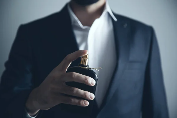 Joven Guapo Usando Perfume — Foto de Stock