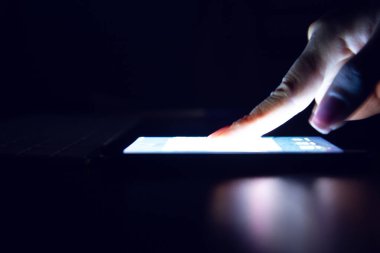 parmak dokunuşu beyaz ekran cep telefonu 