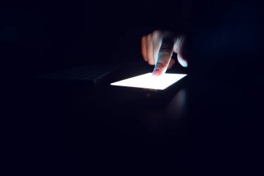 parmak dokunuşu beyaz ekran cep telefonu 