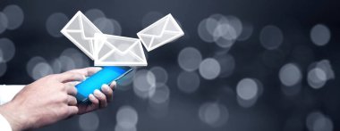 Ekranda e- posta simgesi olan iş adamı cep telefonu