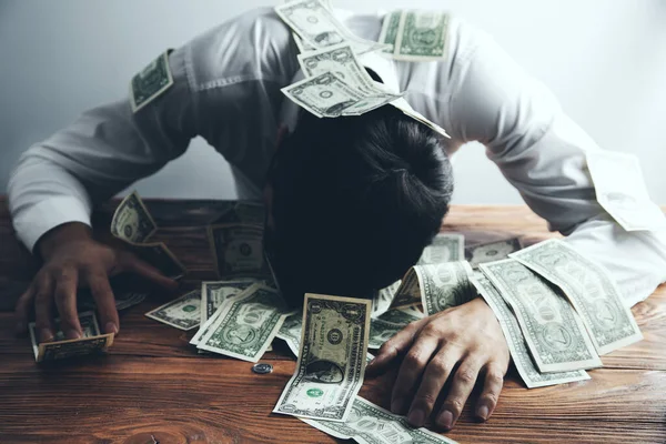 Mano Del Hombre Sostiene Dólar Sobre Mesa — Foto de Stock