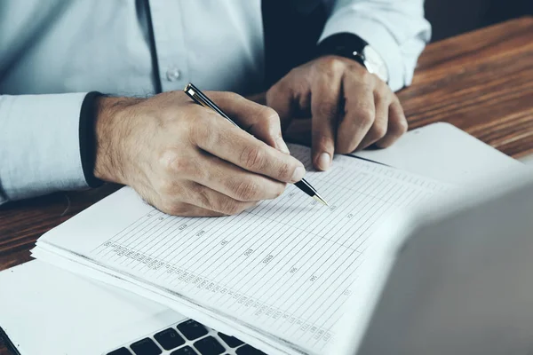 Mãos Com Documento Uma Caneta Teclado Computador — Fotografia de Stock