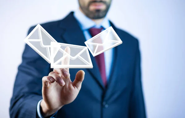 Empresário Tocando Ícone Mail Uma Tela Virtual — Fotografia de Stock