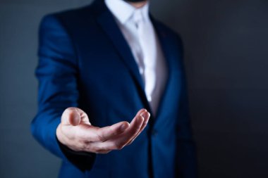 Sanal ekranda iş adamı düğmesine basıyor