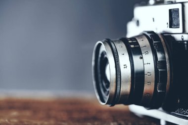 Ahşap masa arka plan üzerinde Retro kamera 