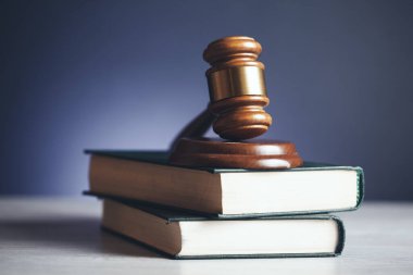 Tahta çekiç ve karanlık arka plan kitapları.