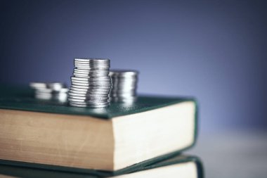 Koyu arkaplan üzerine para yığınları