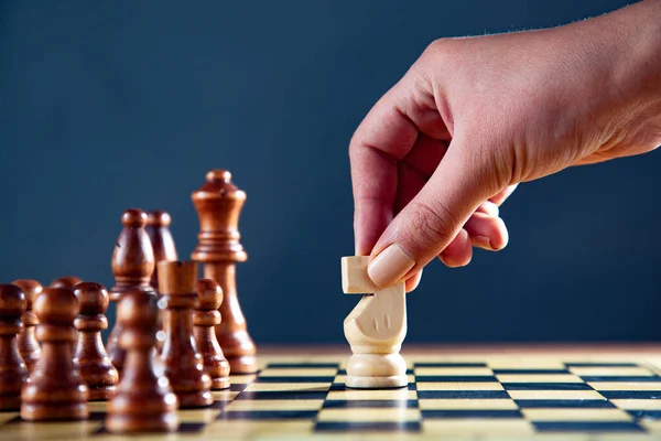 Mujer Negocios Jugando Juego Ajedrez — Foto de Stock