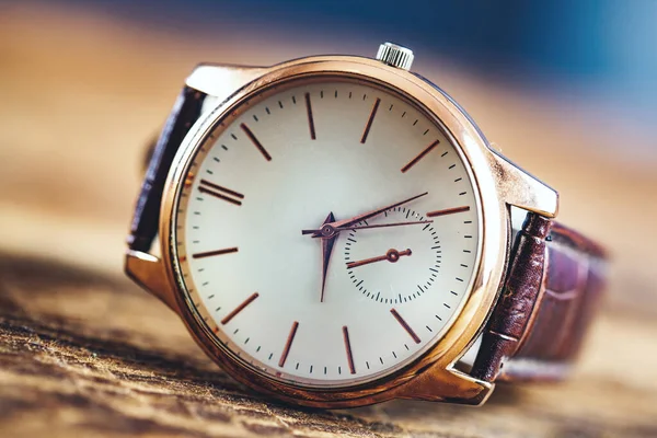 Man Elegant Horloge Houten Tafel Achtergrond — Stockfoto