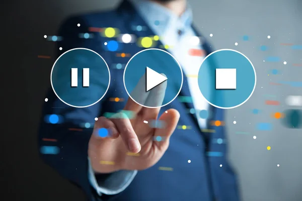 Adam video işareti ile dokunuyor