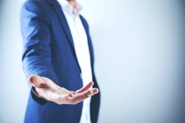 Genç adam eli boş.