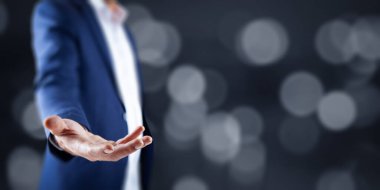 Bokeh arka planında boş bir adam eli