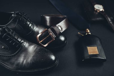 Adam aksesuarları masaya.