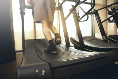 Spor salonundaki adam.