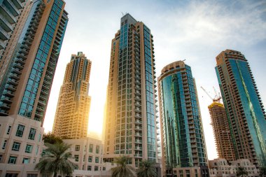 Gökyüzünün altında yüksek bina