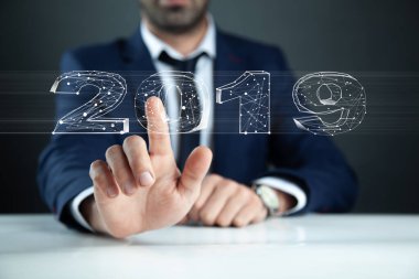 2019 metnine dokunan adam ekranda