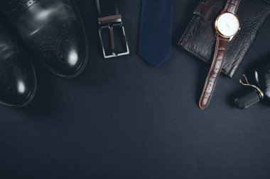 Adam aksesuarları masaya.