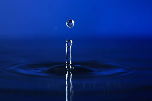 Ein Tropfen Wasser Blauer Hintergrund — Stockfoto